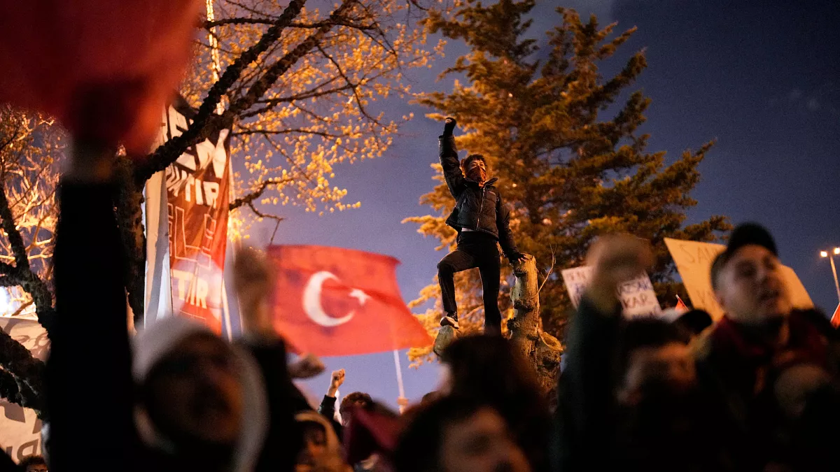 Protesta për arrestimin e rivalit të Erdogan, çfarë pritet të ndodhë në Turqi